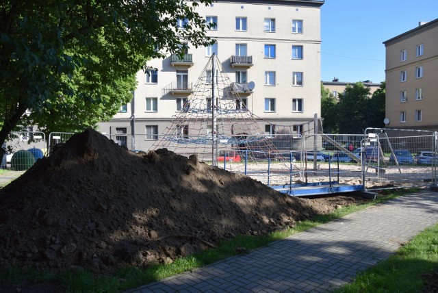 Na Rakowie wyciągają rury z ziemi. Stare ciepłociągi zastępują nowymi