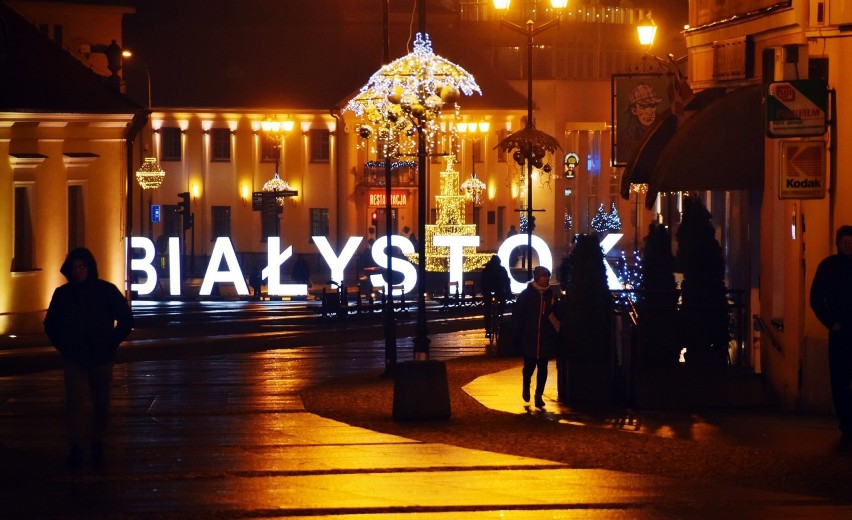Białystok jest piękny na święta! Wieczorami rozświetlony Rynek Kościuszki wygląda bajkowo (ZDJĘCIA)