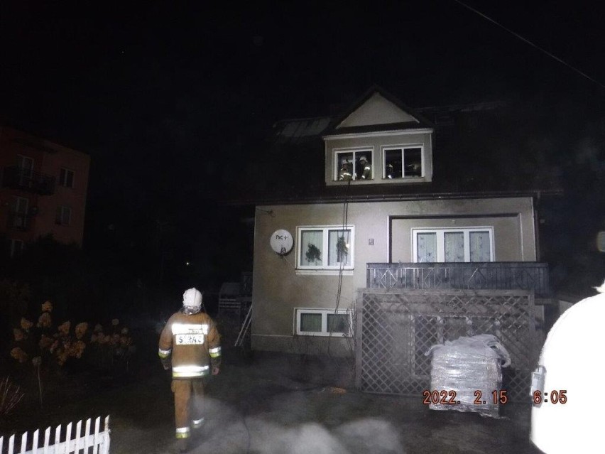 Pożar poddasza domu w Łapanowie, z ogniem walczyło 34...