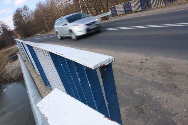 Po kolizji barierka na mostku nie spełnia swojej funkcji. Co zrobią drogowcy?