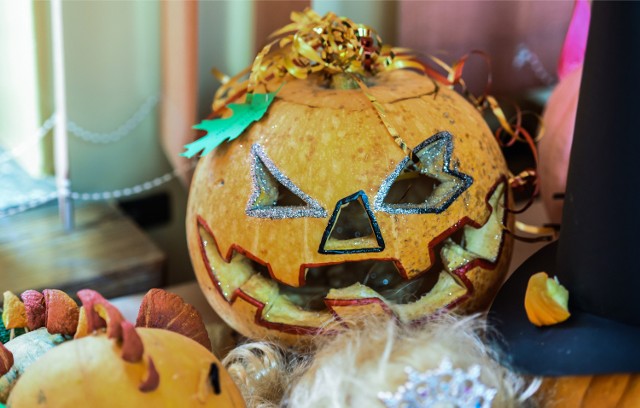 Nieodłącznym symbolem Halloween są rzeźbione dynie. Często wkłada się do nich świeczki, tworząc w ten sposób latarnie zwane Jack-o'-lantern.