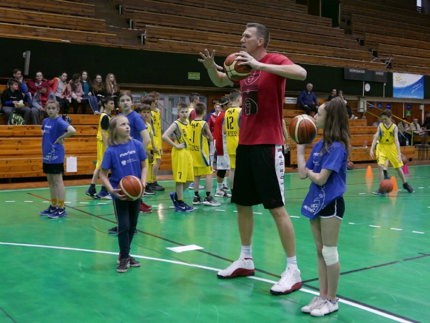 Częstochowa: Spotkanie z Cezarym Trybańskim [ZDJĘCIA]  Pierwszy Polak w NBA spotkał się z uczniami
