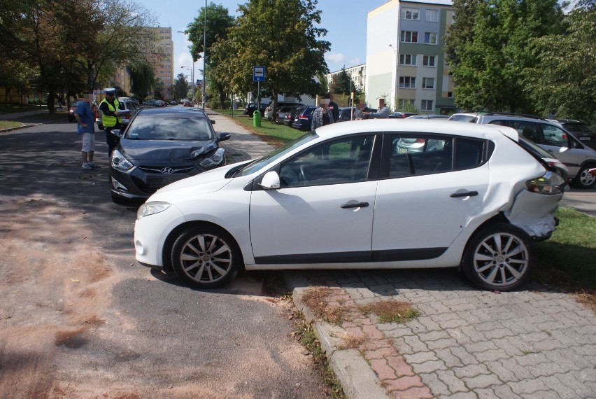 Kolizja na ulicy Widok w Kaliszu. Kierowca BMW skasował trzy auta. ZDJĘCIA