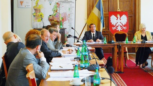 Rada Miasta udzieliła absolutorium burmistrzowi Rafałowi Groniczowi