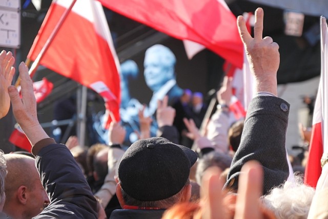 Druga rocznica smoleńska. Uroczystości pod Pałacem Prezydenckim