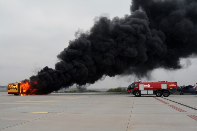 Już po opuszczeniu lotniska przez policjantów w niewyjaśnionych okolicznościach nastąpił pożar autobusu, którym mieli jechać w dalszą podróż kibice. Działania podjęła Lotniskowa Straż Pożarna.