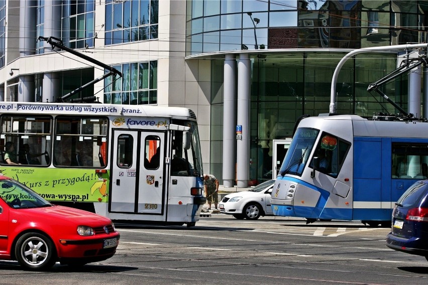 Tramwaje przez przystanek pl. Bema według zapowiedzi nie...