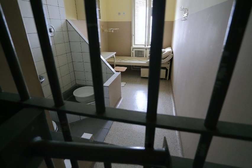 Więzień pozwał do sądu Areszt Śledczy w Piotrkowie o 100...