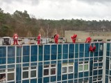 Niezwykła gwiadka na oddziale dziecięcym szpitala w Lesznie. Mikołaje zjechali na linach z dachu [ZDJĘCIA]
