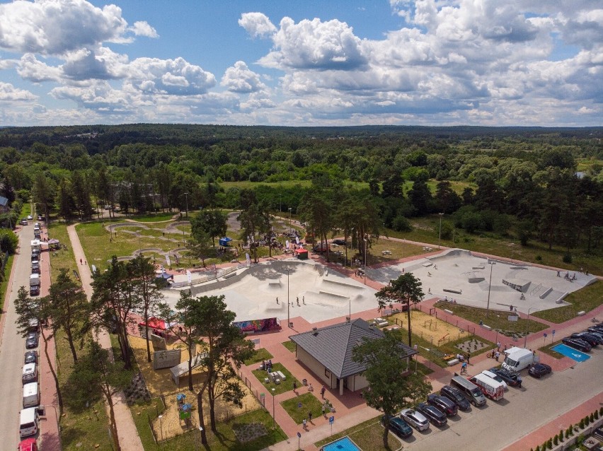 Skatepark i pumptrack w Skarżysku-Kamiennej tętnią życiem. To jeden z największych takich obiektów w Polsce. Zobacz zdjęcia i video