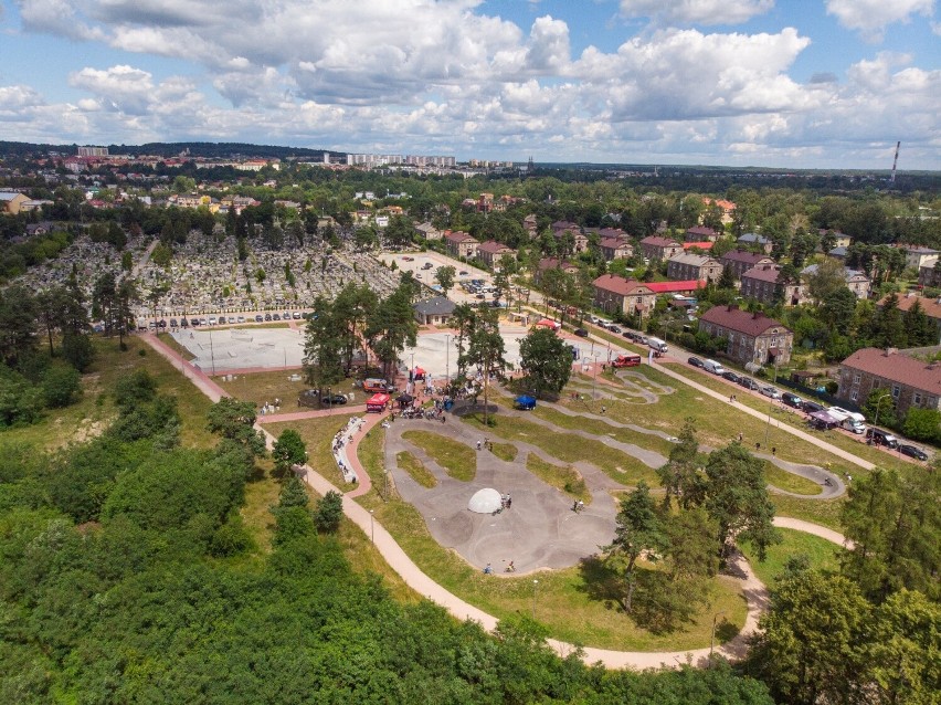 Skatepark i pumptrack w Skarżysku-Kamiennej tętnią życiem. To jeden z największych takich obiektów w Polsce. Zobacz zdjęcia i video