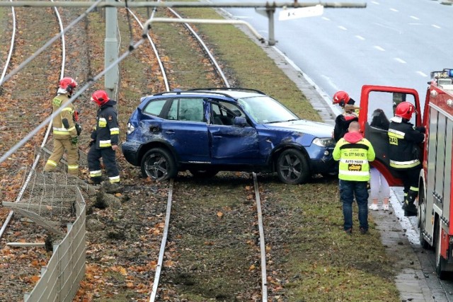 Do wypadku doszło na ul. Legnickiej we Wrocławiu. Kierowcy - uważajcie na drogach. Jest ślisko!