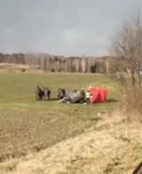 Tragiczny wypadek w Brzezinach! Samochód wypadł z drogi i przebił barierkę ochronną. Na miejscu lądował śmigłowiec LPR