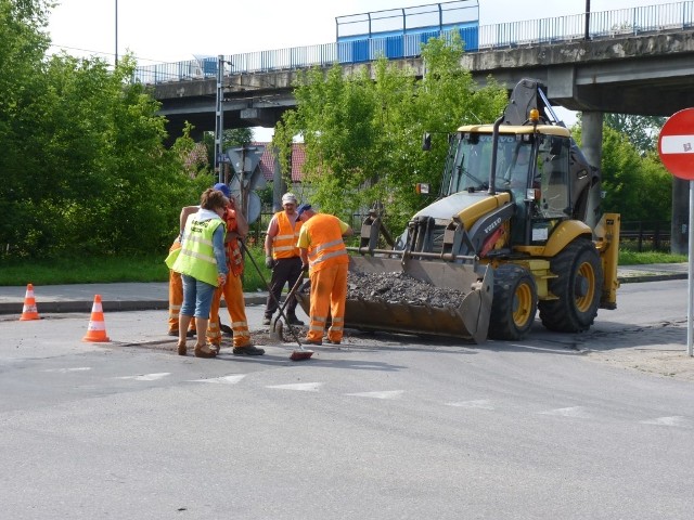 Wczoraj drogowcy łatali dziury na ul. Sierakowskiego