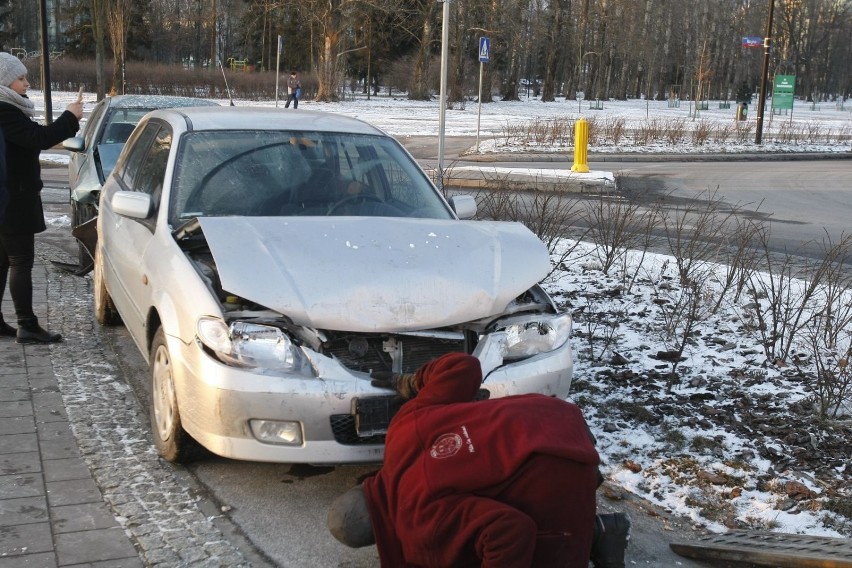 Wypadek na Teofilowie w Łodzi. Pijana kierująca rozbiła cztery auta [ZDJĘCIA]