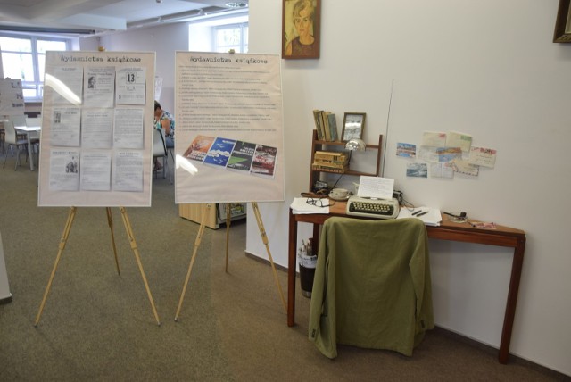 Wystawa o Adamie Tomaszewskim w bibliotece miejskiej w Kościanie