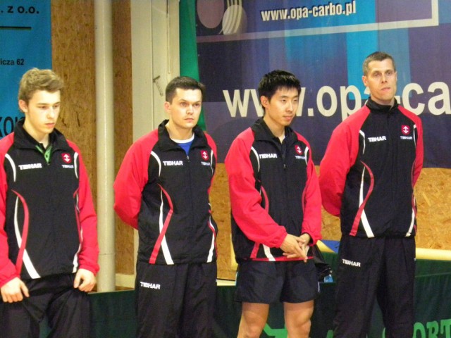 Mistrzowie Polski, Bogoria Grodzisk Mazowiecki, od lewej Paweł Fertikowski, Daniel G&oacute;rak, Zeng Yi Wang oraz trener Tomasz Redzimski