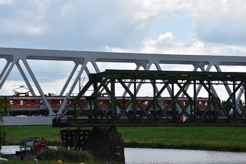 Most kolejowy przez Odrę znika z krajobrazu Opola.