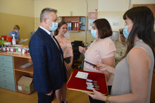 Krwiodawcy z Piotrkowa i powiatu uhonorowani odznaką „Honorowy Dawca Krwi – Zasłużony dla Zdrowia Narodu", 28.06.2022