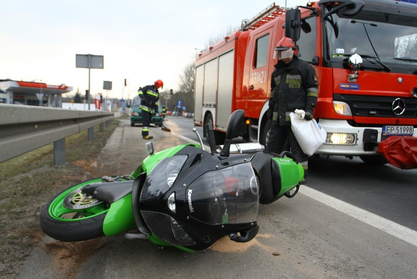 Wypadek motocyklisty na skrzyżowaniu Sulejowskiej i Kleszcz...