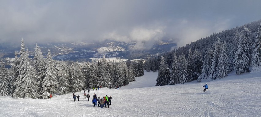 Poznaj NAJDŁUŻSZĄ i NAJWYŻEJ położoną trasę narciarska w woj. śląskim! Zapierające dech w piersiach widoki gwarantowane - zobacz zdjęcia