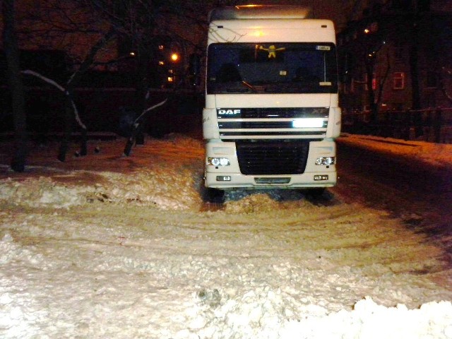 dalszym ciągu parkuje na chodniku ludzie chodzą jezdną