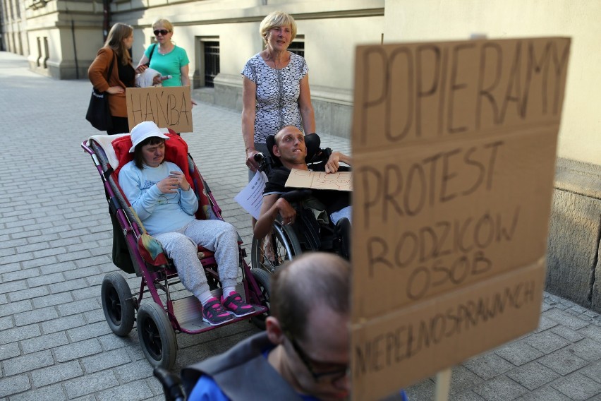 Protest przed Urzędem Wojewódzkim w Krakowie