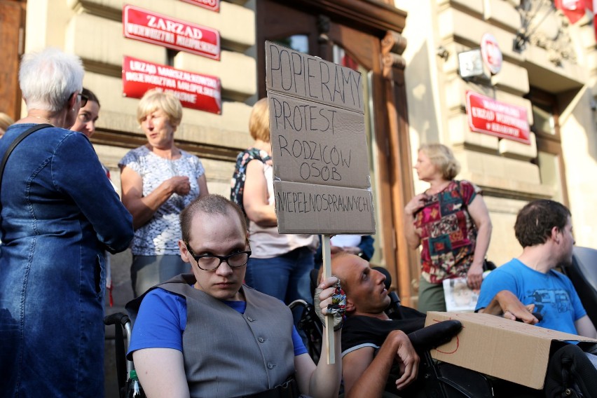 Protest przed Urzędem Wojewódzkim w Krakowie