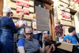 Niepełnosprawni z Krakowa solidaryzują się z protestującymi w Sejmie. Pikieta pod urzędem 