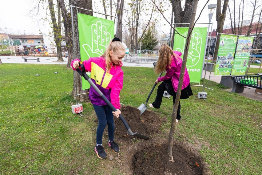 Wyciągnij rękę do naszej planety. Fundacja Ekologiczna Arka...