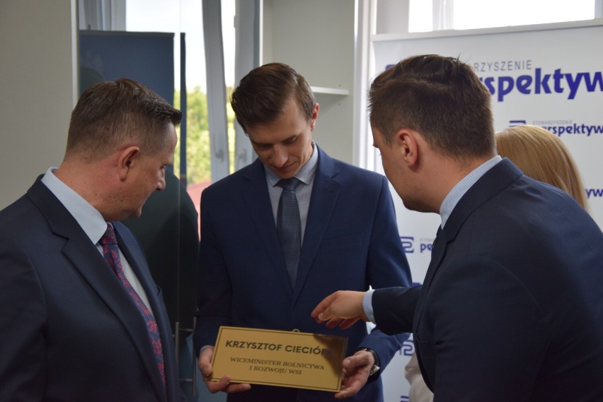 Wiceminister Krzysztof Ciecióra otworzył swoje biuro w Skierniewicach