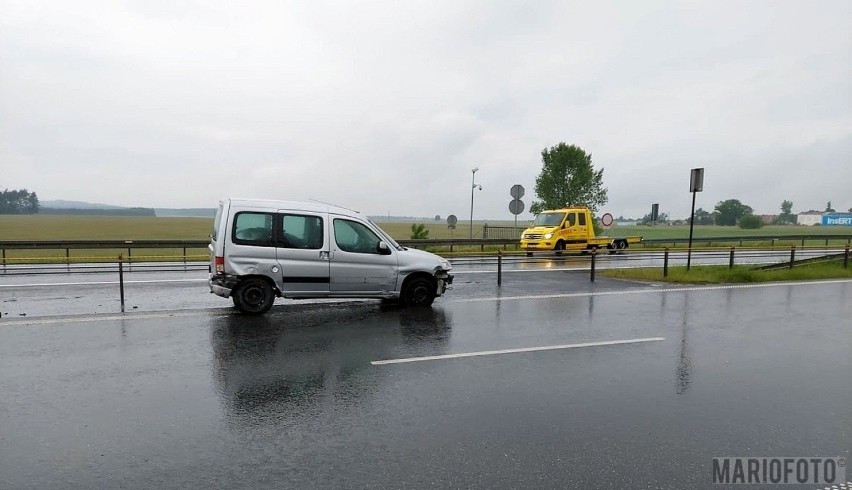 Wypadek na autostradzie A4. Peugeot uderzył w bariery i się zapalił [ZDJĘCIA]