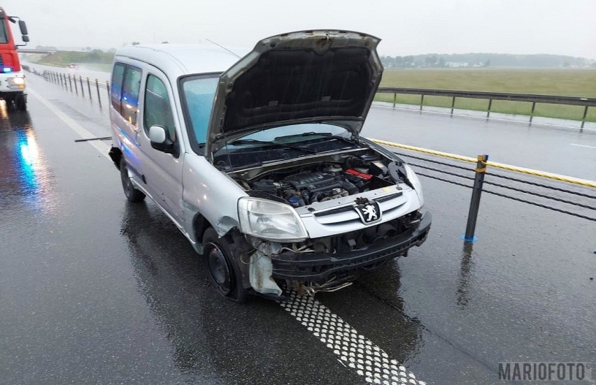 Wypadek na autostradzie A4. Peugeot uderzył w bariery i się zapalił [ZDJĘCIA]