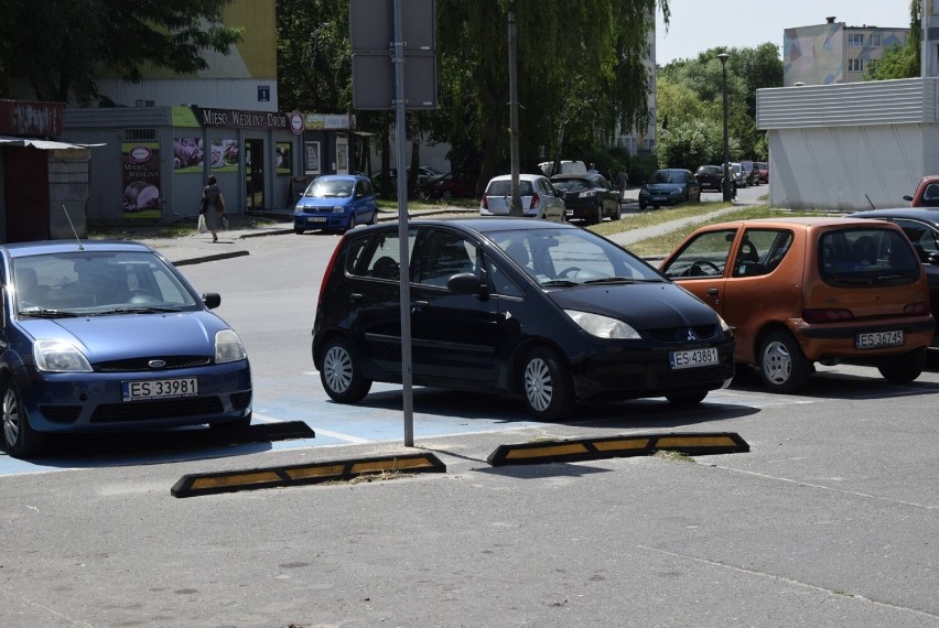 Wypadek przed marketem Carrefour w Skierniewicach - kobieta...