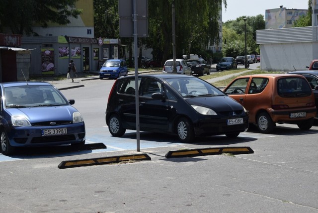 Wypadek przed marketem Carrefour w Skierniewicach - kobieta potknęła się o próg i złamała rękę. Podobne progi można zauważyć również na parkingu przed Liedlem
