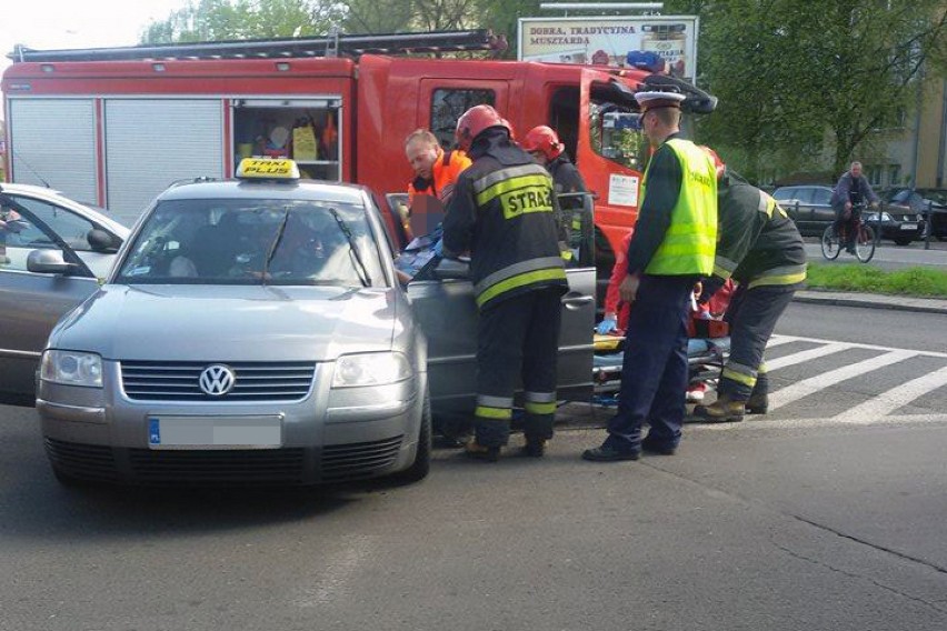 Wypadek na ul. Zgierskiej w Łodzi. Tramwaj zderzył się z taksówką [ZDJĘCIA]