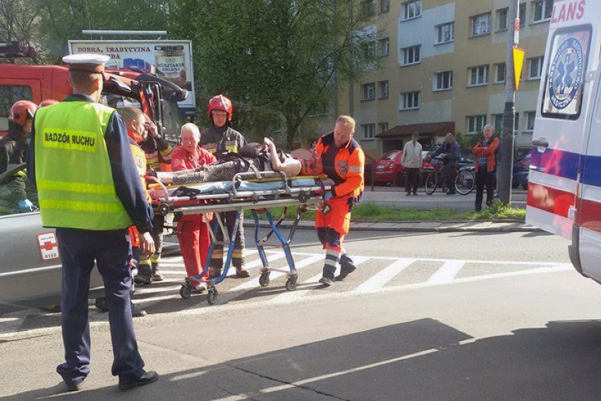 Wypadek na ul. Zgierskiej w Łodzi. Tramwaj zderzył się z taksówką [ZDJĘCIA]