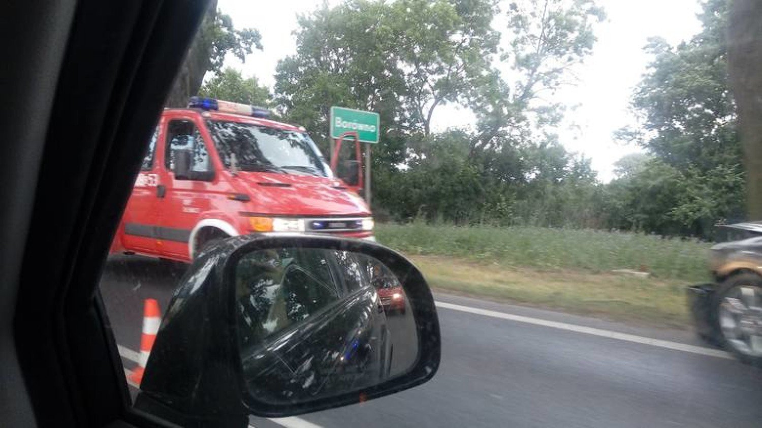 Wypadek w Borównie. Samochód osobowy uderzył w drzewo