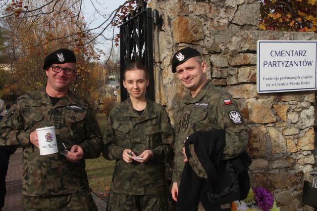 Kwestowanie na cmentarzach w Kielcach organizowane przez Stowarzyszenie Odnowy Dziedzictwa Narodowego odbywa się już po raz 26 i potrwa do piątku 2 listopada. Wolontariuszy spotkać można na Cmentarzu Starym, Cmentarzu Nowym, Cmentarzu Partyzanckim, Cmentarzu Wojskowym, Cmentarzu Prawosławnym, ale także na cmentarzu na kieleckich Piaskach, Białogonie oraz na Cedzynie. Wśród osób stojących z puszkami nie zabrakło polityków, przedstawicieli organizacji, stowarzyszeń, fundacji, uczniów czy członków związku strzeleckiego „Strzelec”. Oto jak zanni kwestowali w czwartek 1 listopada 2018 roku.