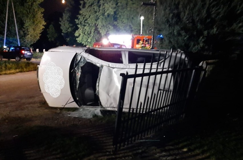 Wypadek na trasie Lututów-Złoczew. 25-latek dachując uderzył w kapliczkę 