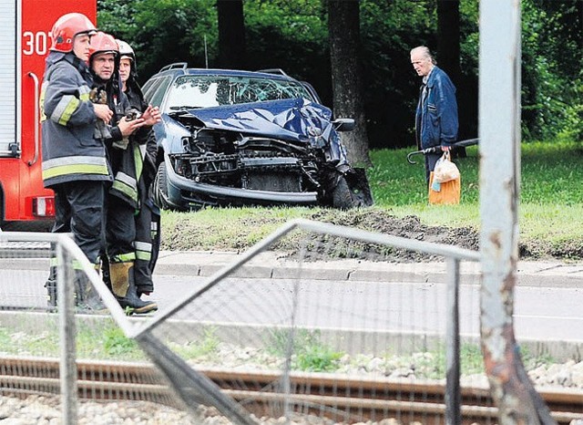 Przód passata został zmiażdżony, zniszczenia na torowisku były na tyle duże, że ruch tramwajowy na ul. Paderewskiego nie został już wczoraj przywrócony.