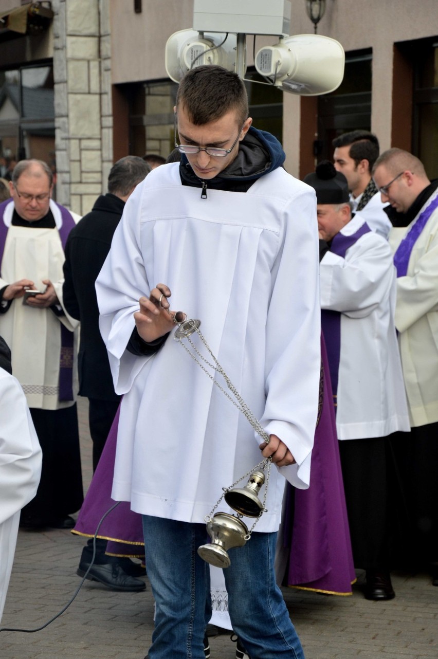 Malbork. Z okazji Wszystkich Świętych przeszli w procesji po Cmentarzu Komunalnym [ZDJĘCIA]