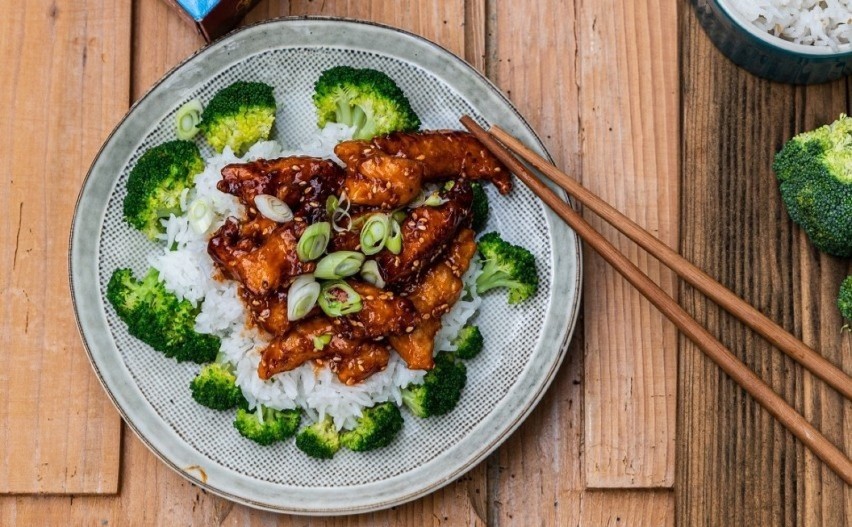 Koreański kurczak z ryżem i brokułem [PRZEPIS]...