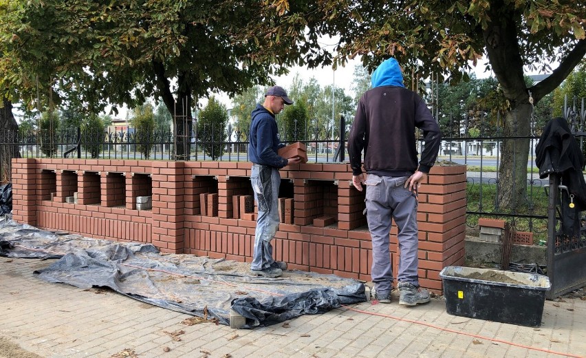 Budują nowe kolumbarium na cmentarzu przy ulicy Kąkolewskiej w Lesznie. Przybędą nowe miejsca pochówku na cmentarzu ZDJĘCIA  