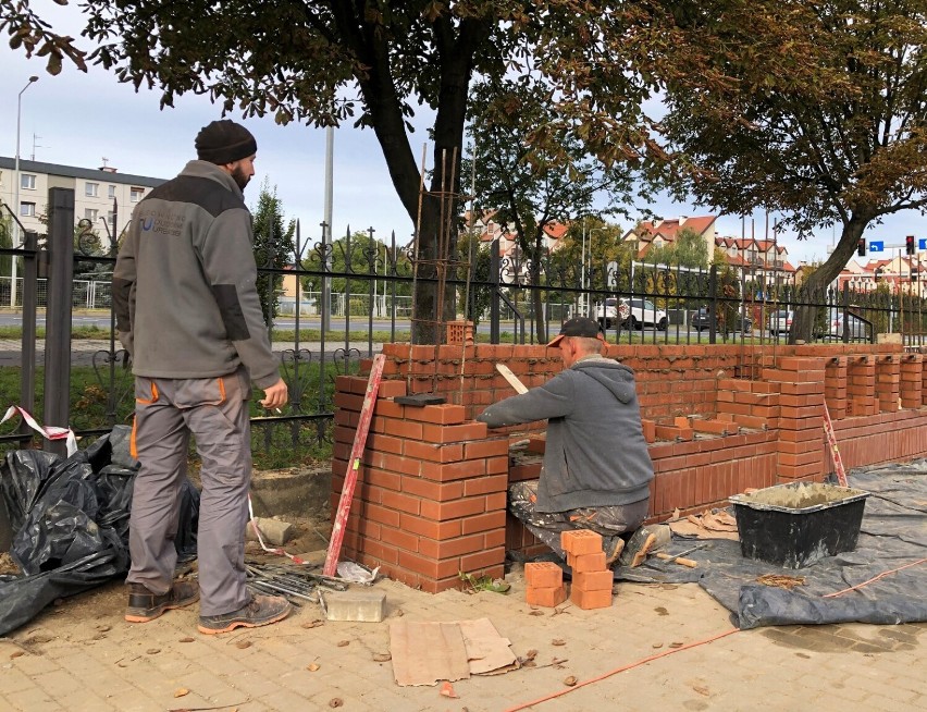 Budują nowe kolumbarium na cmentarzu przy ulicy Kąkolewskiej w Lesznie. Przybędą nowe miejsca pochówku na cmentarzu ZDJĘCIA  
