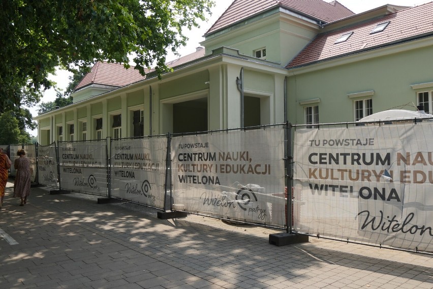 Legniczanie odkryli tajemnice Domu Strzeleckiego. Zobaczcie zdjęcia z wizyty mieszkańców na budowie Centrum Witelona