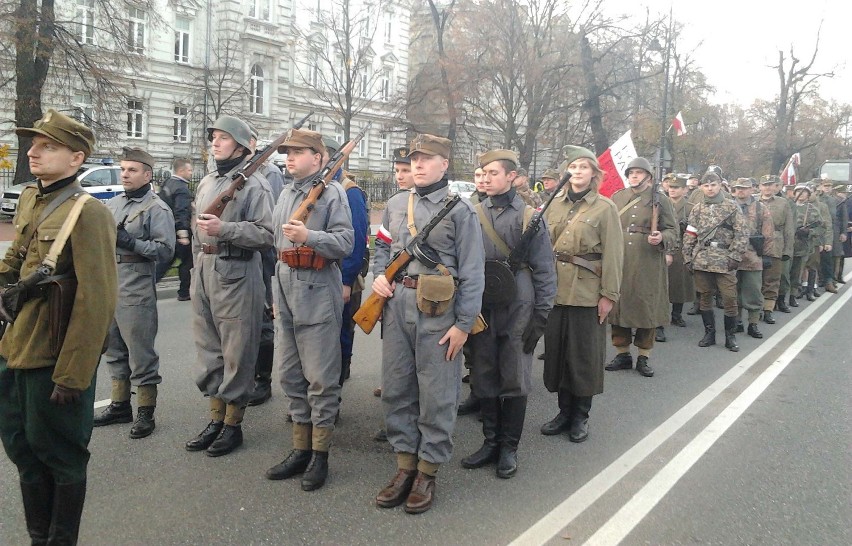 Marsz "Razem dla Niepodległej" wyruszył z pl. Piłsudskiego...