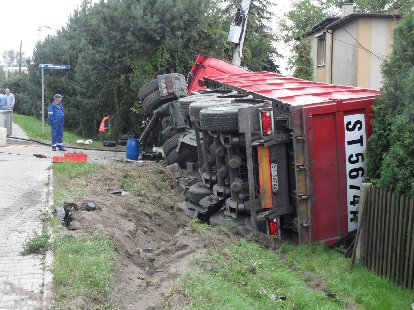 Na ulicy Mikołowskiej zderzył się ford focus z ciężarówką....