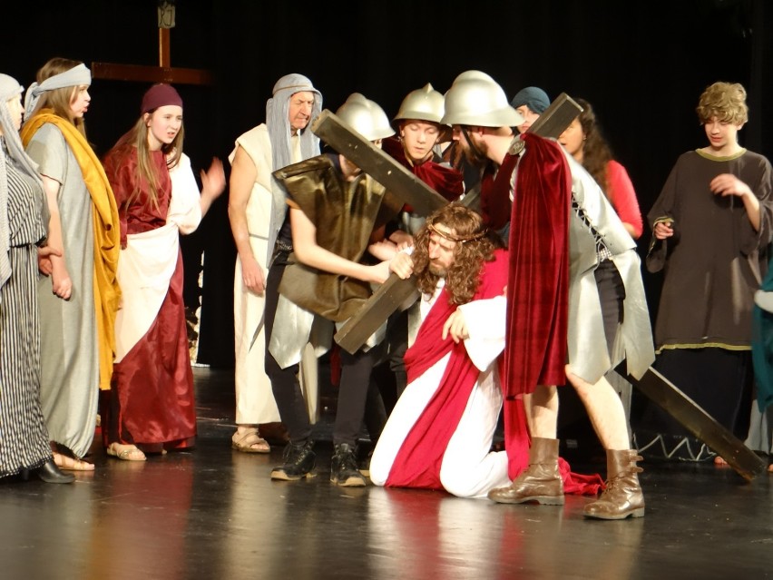 Radomsko: Misterium życia i śmierci Jezusa z Nazaretu. Spektakl Teatru Źródło w MDK [ZDJĘCIA, FILM]