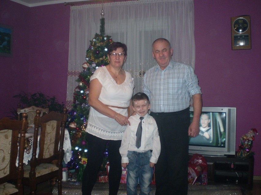 Wnuk Filipek z babcią i dziadkiem